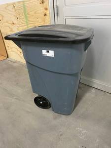lot 18 image: RUBBERMAID Trash Can