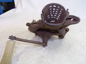 lot 4 image: 1912 Simmons Corn Sheller  Working