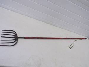 lot 11 image: Vintage Fishing Spear