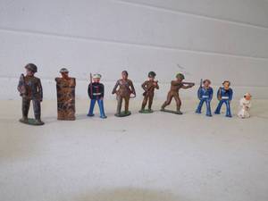 lot 13 image: 9 Vintage Lead Soldiers