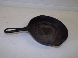 lot 20 image: Grisswold #6 Fry Pan Cast Iron