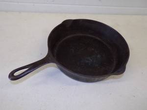 lot 28 image: Grisswold #9 Deep Fry Pan Cast Iron