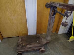 lot 128 image: Howe Scale Co. Antique Scale