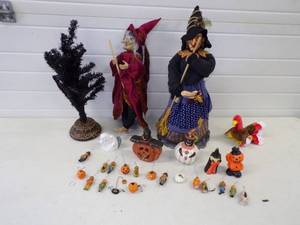 lot 132 image: Vintage Halloween Dcor