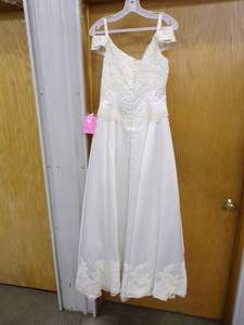 lot 137 image: Vintage Wedding Dress Size 8