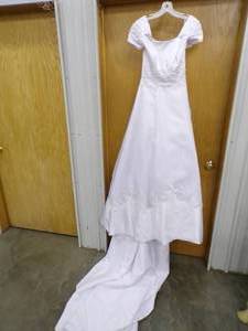 lot 139 image: Vintage Wedding Dress Size 8