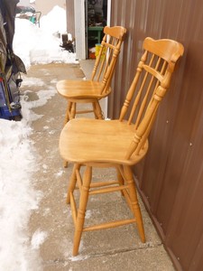 lot 9 image: Pair of Wood Bar Stools. 25 High. Nice shape. As Shown. SEE TERMS