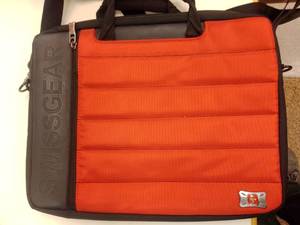 lot 977 image: SwissGear Like New Laptop  tablet bag