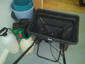 lot 1153 image: Fertilizer Spreader, Yoga Mat and more