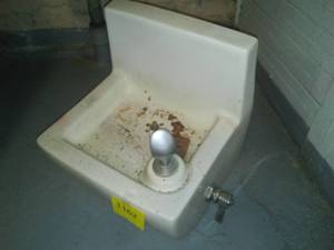lot 1162 image: Vintage Water Fountain, no cracks.