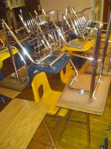 lot 1313 image: Student Desks (19), High School Sized,
