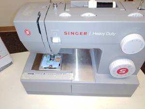 lot 1179 image: Singer Sewing Machine with table.