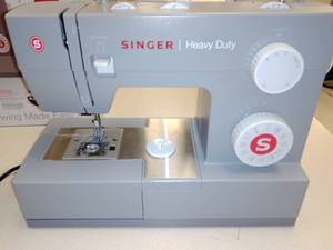 lot 1186 image: Singer Heavy Duty Sewing Machine with table.