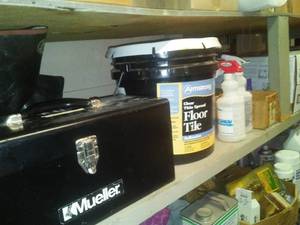lot 1128 image: Contents of shelf  janitorial and maintenance.
