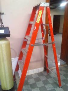 lot 1235 image: 6ft. fiberglass ladder- excellent.