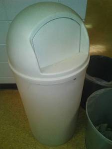 lot 1547 image: Rubbermaid flip top garbage can and metal cans (2).