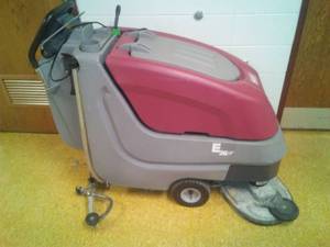 lot 1548 image: Minuteman E26 floor scrubber. Powers up. Very clean. Fairly NEW.