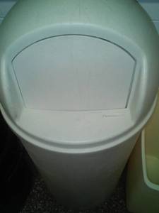 lot 1550 image: Rubbermaid garbage can plus 2 more.