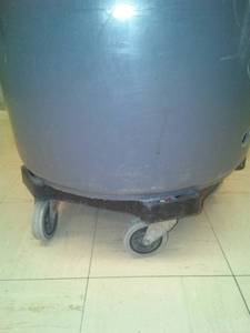 lot 1559 image: Rubbermaid Rolling trash can.