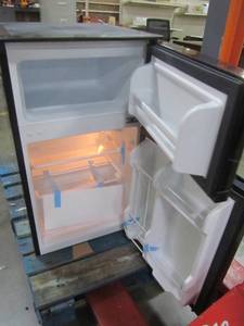 lot 57 image: Magic Chef 3.1 cu. ft. Mini Refrigerator in Black HMDR310BE