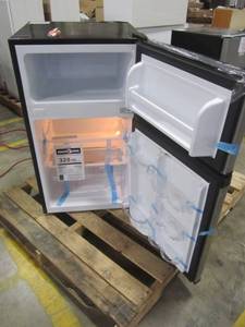 lot 66 image: Frigidaire 3.1-cu ft Freestanding Mini Fridge Freezer Compartment (Silver Mist) FFPS3133UM