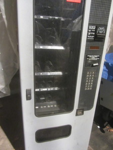 lot 10 image: Snack Vending Machine