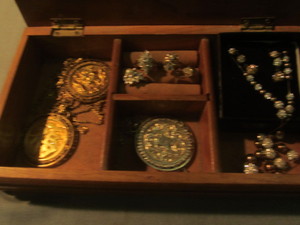 lot 64 image: Jewelry Box & Costume Jewelry