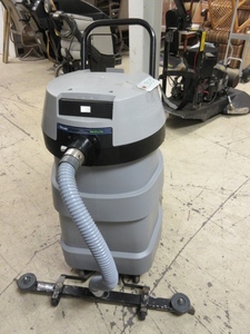 lot 303 image: TORNADO HEADMASTER 4000 TROT MOP WET DRY VAC