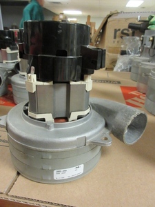 lot 314 image: 4 NEW VACUUM MOTORS