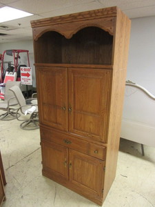 lot 402 image: OAK VENEER ENTERTAINMENT CENTER