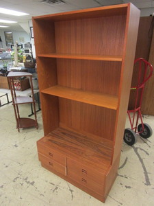 lot 404 image: OAK VENEER CASEENTERTAINMENT CENTER