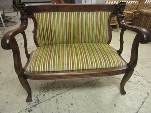 lot 414 image: DECORATIVE ACCENT BENCH