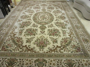 lot 433 image: ORIENTAL WOOL RUG 116 x 116
