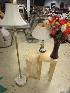lot 435 image: LAMPS, SIDE TABLE, VASE WITH FLOWER BOUQUET, WICKER BASKET