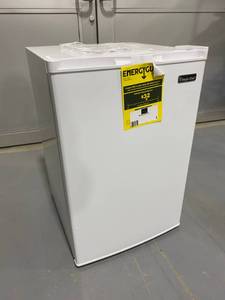 lot 5 image: MAGIC CHEF 3.0 cu. ft. Upright Freezer in White
