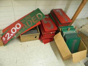 lot 13 image: SEVERAL HUNDRED PLASTIC LETTERS AND NUMBERS FOR GAS PRICE DISPLAY SIGNS, RED & GREEN - SEE PICTURES
