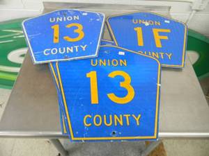 lot 25 image: BOX OF COUNTY ROAD SIGNS - SEE PICTURES