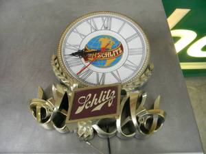 lot 32 image: VINTAGE SCHLITZ BEER CLOCK - AS IS - SEE PICTURES