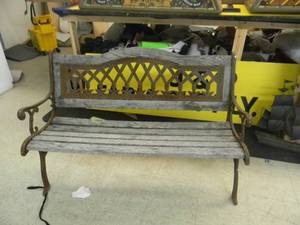 lot 40 image: VINTAGE CAST IRON & WOOD BENCH - SEE PICTURES