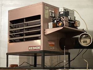 lot 6 image: Reznor Industrial Waste-Oil Furnace With Reznor 250-Gallon Fuel Tank