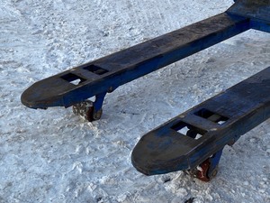 lot 18 image: 4,400# Pallet Jack