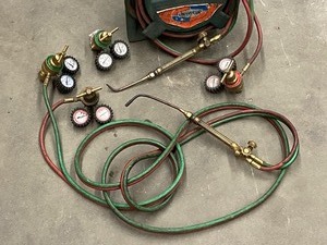 lot 34 image: Torch Caddy With (2) Torch Sets