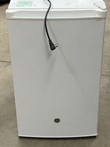 lot 28 image: GE Compact Refrigerator