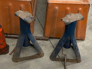 lot 49 image: Car Ramps, Bottle Jack, Camper Jacks