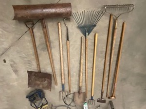 lot 50 image: Assorted Lawn & Garden Tools