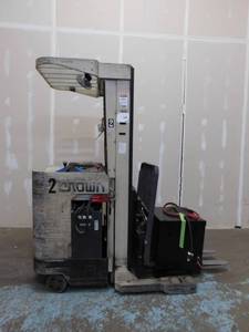 lot 2 image: Crown 35RRTT Reach Forklift