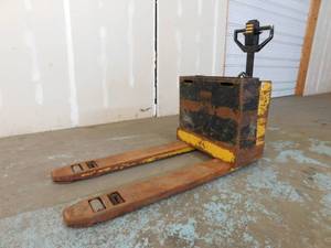 lot 10 image: 4000lb Yale Electric Pallet Jack #1