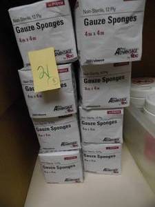 lot 21 image: Gauze Sponges