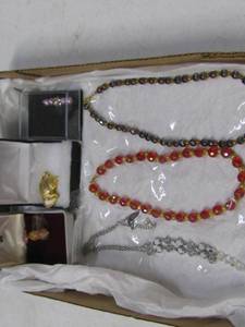 lot 7 image: Jewelry