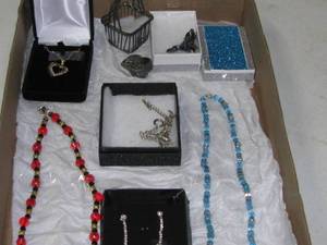 lot 8 image: Jewelry